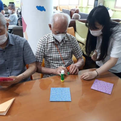 &#034;종이접기 프로그램&#034; 진행- 주야간보호서비스 이미지